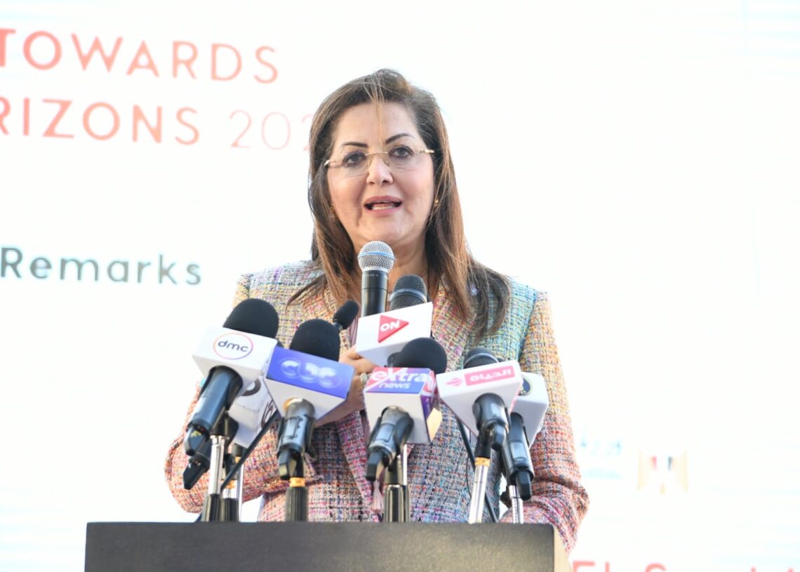 د.هالة السعيد أمام منتدى الخمسين سيدة الأكثر تأثيراً: المرأة تعيش حاليًا عصرَ ها الذهبي 17 - جريدة المساء