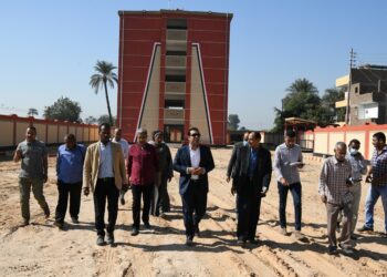 نائب محافظ قنا يتفقد مدرستىّ "العرب والنجاجرة" و "القلمينا" للتعليم الأساسى 27 - جريدة المساء