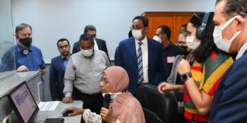 وفد البنك الدولى يتفقد المركز التكنولوجى بقفط 1 - جريدة المساء