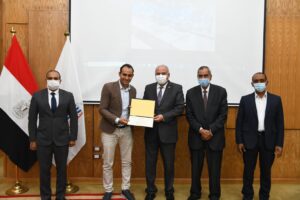 محافظ قنا يكرم عدد من النماذج المشرفة لدورهم الفعال داخل المجتمع 23 - جريدة المساء