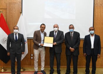 محافظ قنا يكرم عدد من النماذج المشرفة لدورهم الفعال داخل المجتمع 21 - جريدة المساء