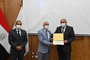 محافظ قنا يكرم عدد من النماذج المشرفة لدورهم الفعال داخل المجتمع 21 - جريدة المساء