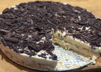 الشيف آمال وهبة تقدم طريقة عمل كيكة البسكويت بالكريم كراميل والشيكولاته 25 - جريدة المساء