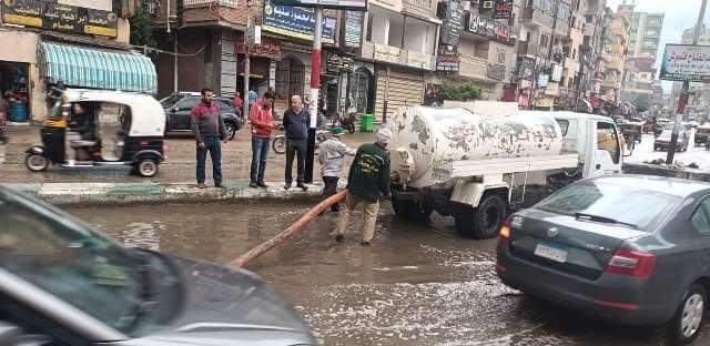 عمال مجالس المدن بالشرقية.. خلايا نحل بالشوارع والميادين لشفط المياه 20 - جريدة المساء عمال مجالس المدن بالشرقية.. خلايا نحل بالشوارع والميادين لشفط المياه 19 - جريدة المساء