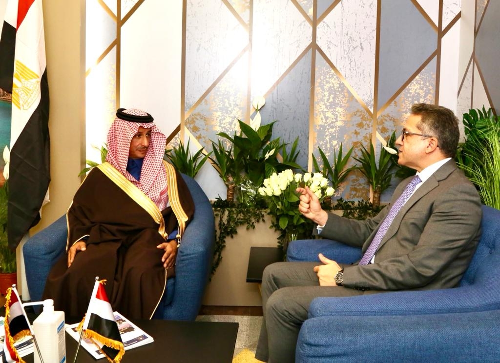 العنانى يلتقى الخطيب فى لندن ويؤكدان استمرار التعاون السياحى بين مصر والسعودية 19 - جريدة المساء