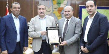 محافظ المنوفية يكرم " رشاد " سكرتير عام محافظة القاهرة 1 - جريدة المساء