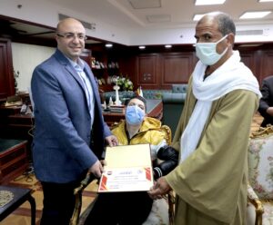 محافظ بني سويف.. يكرم الطفل المعجزة " أحمد رمضان من ذوي الهمم" يحفظ القرآن الكريم برقم الآية والحزب والجزء 20 - جريدة المساء