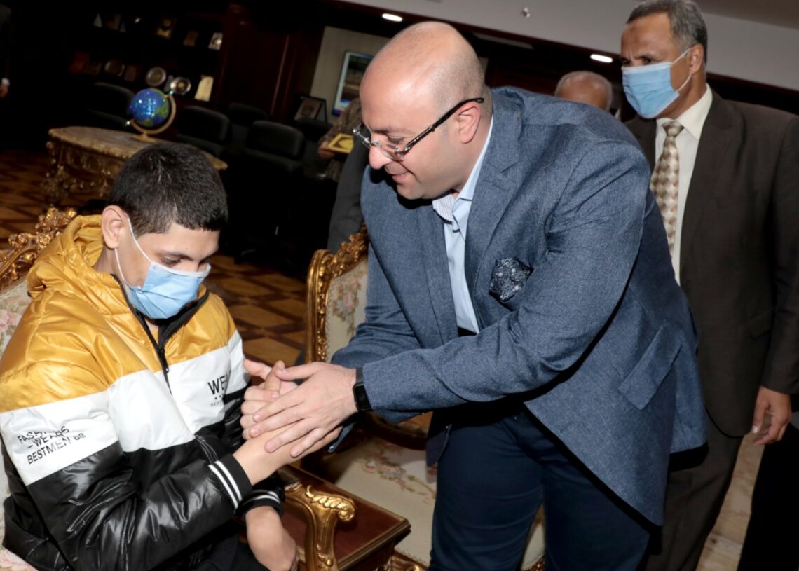 محافظ بني سويف.. يكرم الطفل المعجزة " أحمد رمضان من ذوي الهمم" يحفظ القرآن الكريم برقم الآية والحزب والجزء 18 - جريدة المساء