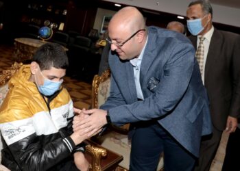 محافظ بني سويف.. يكرم الطفل المعجزة " أحمد رمضان من ذوي الهمم" يحفظ القرآن الكريم برقم الآية والحزب والجزء 27 - جريدة المساء