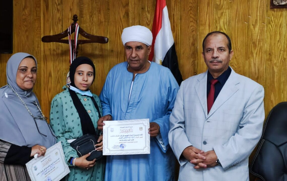 تكريم مديرة مدرسة الشيخ عبدالقوى الإعدادية بنقادة .. صور 18 - جريدة المساء