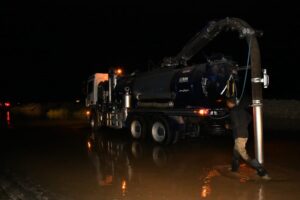 محافظ قنا ومدير الأمن يتابعان أعمال شفط وتصريف مياه السيول بطريق "قنا - الأقصر" 60 - جريدة المساء