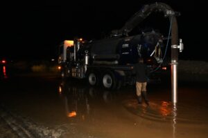 محافظ قنا ومدير الأمن يتابعان أعمال شفط وتصريف مياه السيول بطريق "قنا - الأقصر" 63 - جريدة المساء محافظ قنا ومدير الأمن يتابعان أعمال شفط وتصريف مياه السيول بطريق "قنا - الأقصر" 62 - جريدة المساء