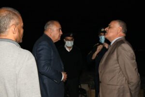 محافظ قنا ومدير الأمن يتابعان أعمال شفط وتصريف مياه السيول بطريق "قنا - الأقصر" 56 - جريدة المساء