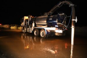 محافظ قنا ومدير الأمن يتابعان أعمال شفط وتصريف مياه السيول بطريق "قنا - الأقصر" 42 - جريدة المساء