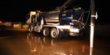 محافظ قنا ومدير الأمن يتابعان أعمال شفط وتصريف مياه السيول بطريق "قنا - الأقصر" 2 - جريدة المساء محافظ قنا ومدير الأمن يتابعان أعمال شفط وتصريف مياه السيول بطريق "قنا - الأقصر" 1 - جريدة المساء