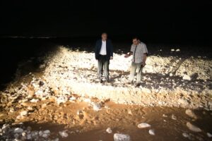 محافظ قنا ومدير الأمن يتابعان أعمال شفط وتصريف مياه السيول بطريق "قنا - الأقصر" 36 - جريدة المساء