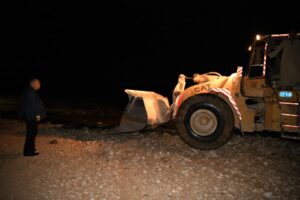 محافظ قنا ومدير الأمن يتابعان أعمال شفط وتصريف مياه السيول بطريق "قنا - الأقصر" 32 - جريدة المساء