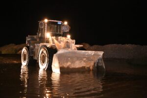 محافظ قنا ومدير الأمن يتابعان أعمال شفط وتصريف مياه السيول بطريق "قنا - الأقصر" 30 - جريدة المساء