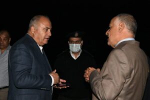 محافظ قنا ومدير الأمن يتابعان أعمال شفط وتصريف مياه السيول بطريق "قنا - الأقصر" 26 - جريدة المساء