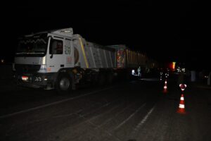 محافظ قنا ومدير الأمن يتابعان أعمال شفط وتصريف مياه السيول بطريق "قنا - الأقصر" 20 - جريدة المساء