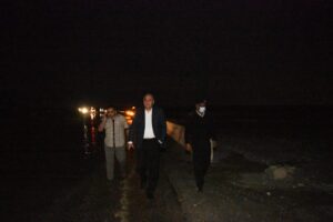 محافظ قنا ومدير الأمن يتابعان أعمال شفط وتصريف مياه السيول بطريق "قنا - الأقصر" 18 - جريدة المساء