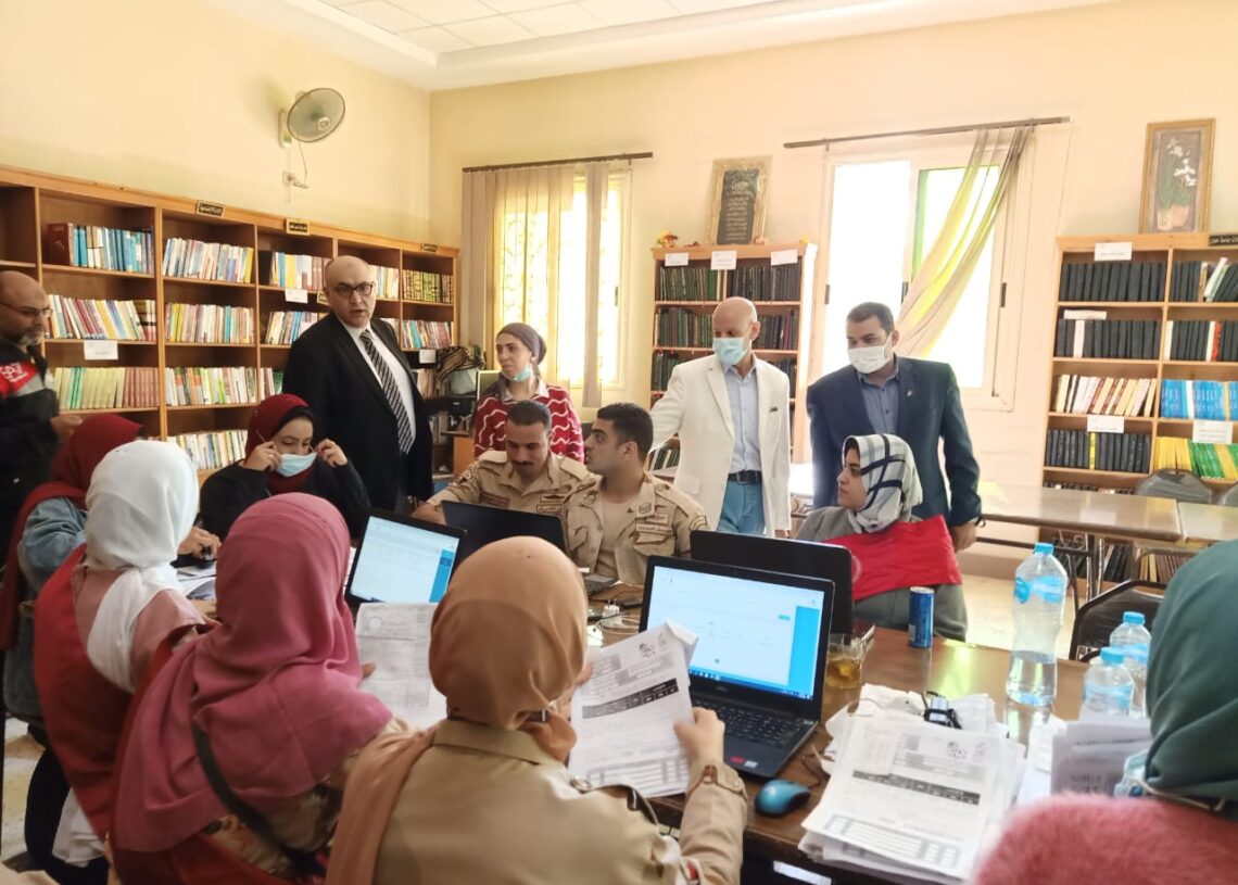 ضمن المبادرة الرئاسية نور حياة.. وكيل وزارة الصحة بالشرقية يتفقد القافلة الطبية لمرضي العيون 19 - جريدة المساء