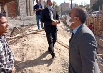 السكرتير العام المساعد بقنا يتفقد الأعمال الانشائية لمشروع المكتبة الإقليمية 16 - جريدة المساء