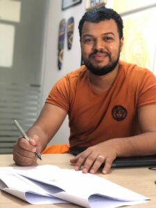 "مغترب مع سبق الإصرار"..نفضة أدبية ونفخة في بوق الضمير الإنساني لأحمد رفاعي آدم 21 - جريدة المساء