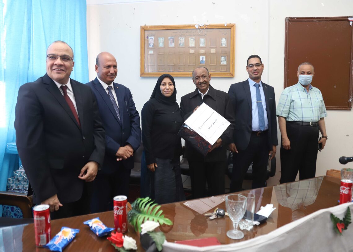 آداب "جنوب الوادى" تكرم مدير شئون العاملين 18 - جريدة المساء