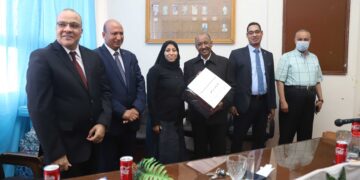 آداب "جنوب الوادى" تكرم مدير شئون العاملين 1 - جريدة المساء