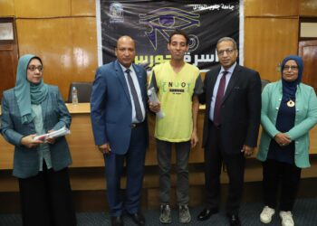 توزيع العصا البيضاء على طلاب المكتبة السمعية بجامعة جنوب الوادى 29 - جريدة المساء