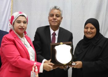 رئيس جامعة جنوب الوادى يشهد حفل تكريم أمينة كليه الآثار 23 - جريدة المساء