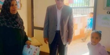 محافظ الشرقية يفاجئ مدرسة الجمالية قرر صرف مكافأة تشجيعية للمدير والعاملين لنظافة الفصول غراب يتوعد المهملين.. ويؤكد: لا مكان للمقصرين 1 - جريدة المساء