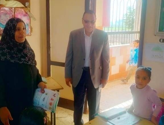 محافظ الشرقية يفاجئ مدرسة الجمالية قرر صرف مكافأة تشجيعية للمدير والعاملين لنظافة الفصول غراب يتوعد المهملين.. ويؤكد: لا مكان للمقصرين 19 - جريدة المساء