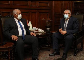 وزير الزراعة ومحافظ الوادى الجديد بحثا تطوير مشروعات الحرير و التمور وعسل النحل 35 - جريدة المساء