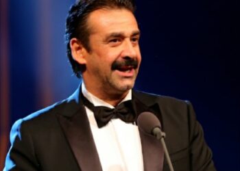 الفنان كريم عبد العزيز بعد تكريمه فى افتتاح مهرجان القاهرة السينمائى الدولى ؛ ٣ فرحات لتكريمى 33 - جريدة المساء