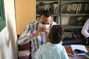 علاج 820 مواطنًا بالمجان فى قافلة جامعة جنوب الوادى بـ "عزبة عبدالرحمن" 21 - جريدة المساء