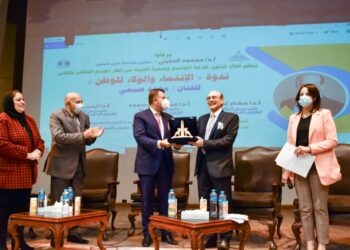 الفنان محمد صبحي في حوار مفتوح مع طلبة جامعة عين شمس 27 - جريدة المساء