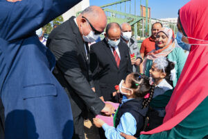 محافظ قنا يتابع انتظام الدراسة بمدرسة اللغات الإبتدائية بالألومنيوم  33 - جريدة المساء