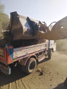 "السمان" يقود حملة مكبرة لإزالة مخلفات الرى بقرية البحرى قمولا بقنا .. صور 27 - جريدة المساء