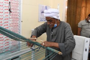 محافظ قنا ووفد وزارة التنمية المحلية تفقدوا معرض المنتجات الحرفية والتراثية بالمنطقة الصناعية بقفط 47 - جريدة المساء