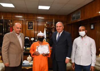 محافظ قنا يكافيء عمال النظافة المتميزين 29 - جريدة المساء