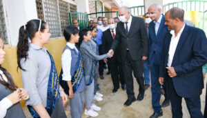 محافظ قنا يتابع انتظام الدراسة بمدرسة اللغات الإبتدائية بالألومنيوم  41 - جريدة المساء