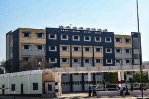 محافظ قنا يتابع انتظام الدراسة بمدرسة اللغات الإبتدائية بالألومنيوم  39 - جريدة المساء