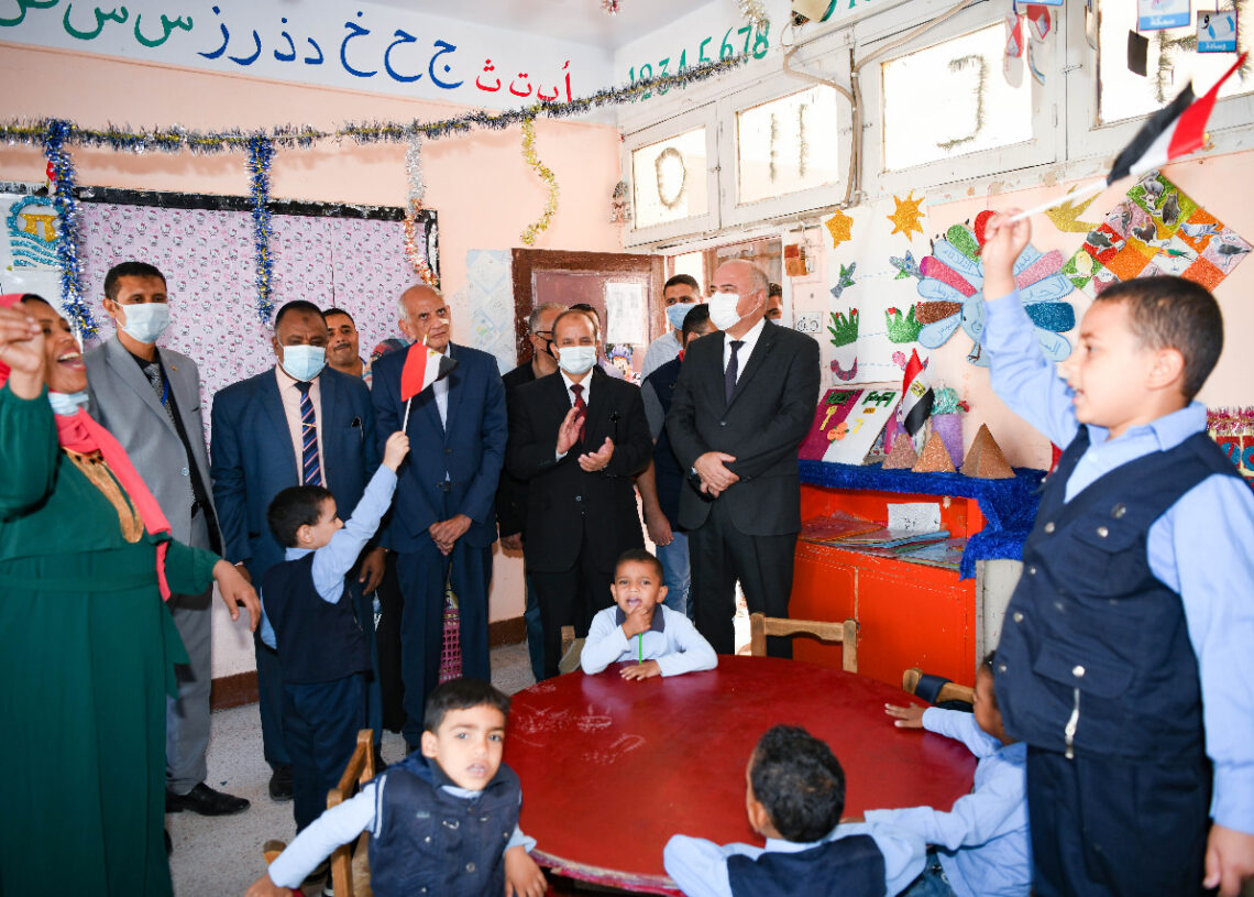 محافظ قنا يتابع انتظام الدراسة بمدرسة اللغات الإبتدائية بالألومنيوم 20 - جريدة المساء محافظ قنا يتابع انتظام الدراسة بمدرسة اللغات الإبتدائية بالألومنيوم 19 - جريدة المساء