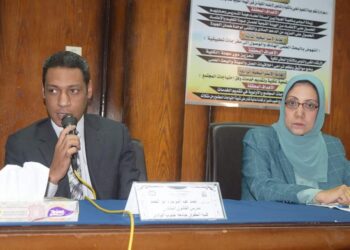 الدكتور أحمد زكير يتحدث خلال الندوة