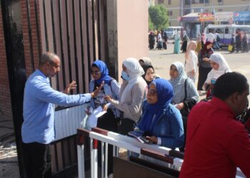 جامعة جنوب الوادى تبدأ تطبيق قرار منع دخول غير المطعمين بلقاح كورونا للحرم الجامعى 16 - جريدة المساء