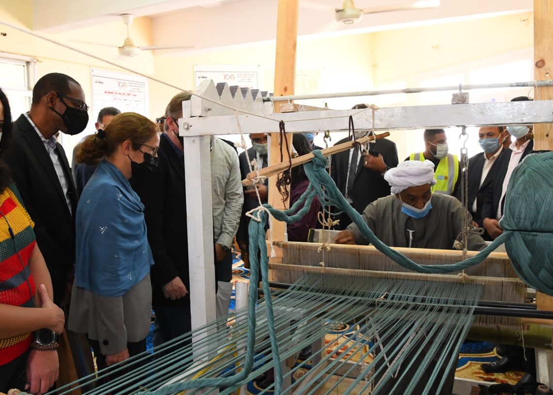 محافظ قنا ووفد وزارة التنمية المحلية تفقدوا معرض المنتجات الحرفية والتراثية بالمنطقة الصناعية بقفط 19 - جريدة المساء