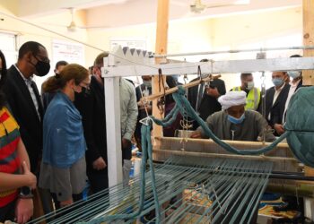 محافظ قنا ووفد وزارة التنمية المحلية تفقدوا معرض المنتجات الحرفية والتراثية بالمنطقة الصناعية بقفط 21 - جريدة المساء