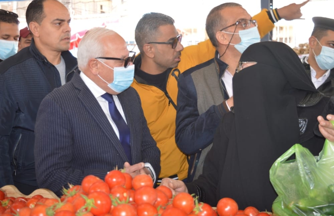 احتفالًا بالعيد القومى .. خفض أسعار الخضروات بنسبة 50 % بسوق العصر ببورسعيد 19 - جريدة المساء